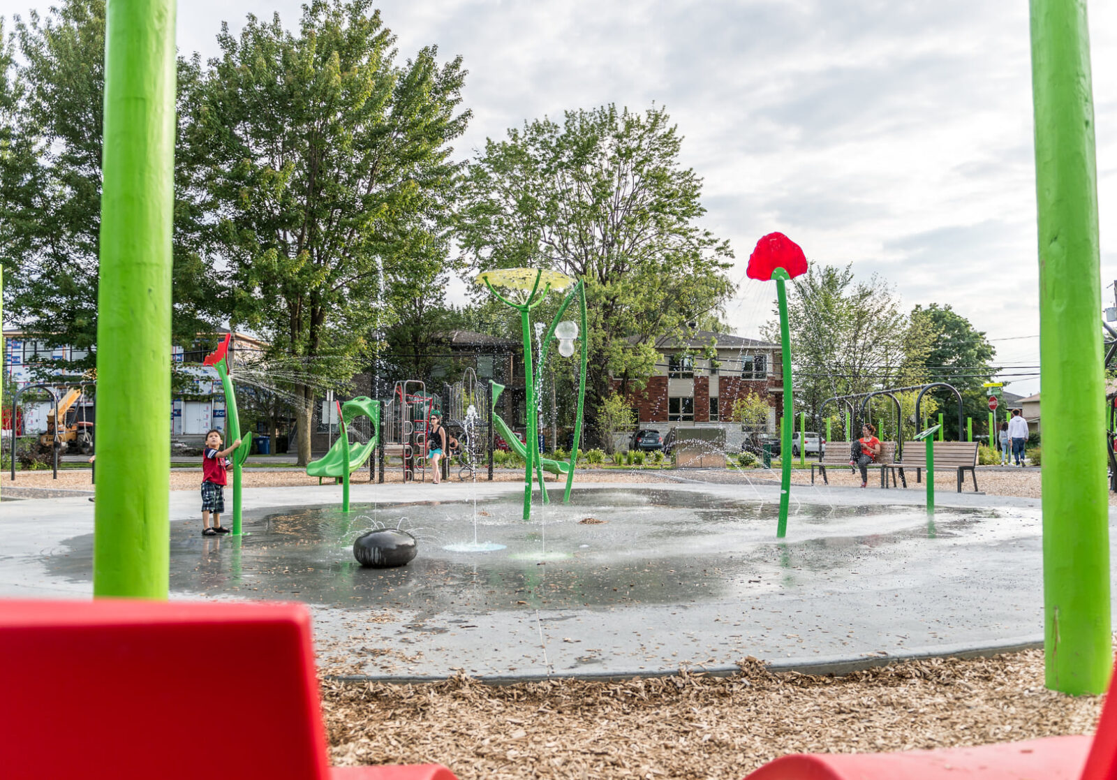 Les jeux d'eau du parc James-Darby à Brossard. Ils sont verts.