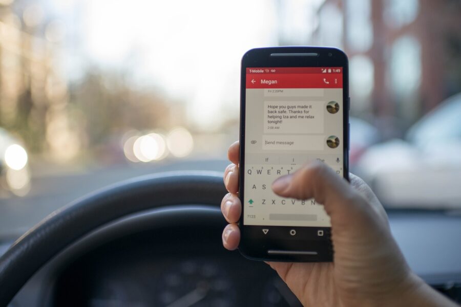 Le cellulaire au volant, toujours présent sur nos routes