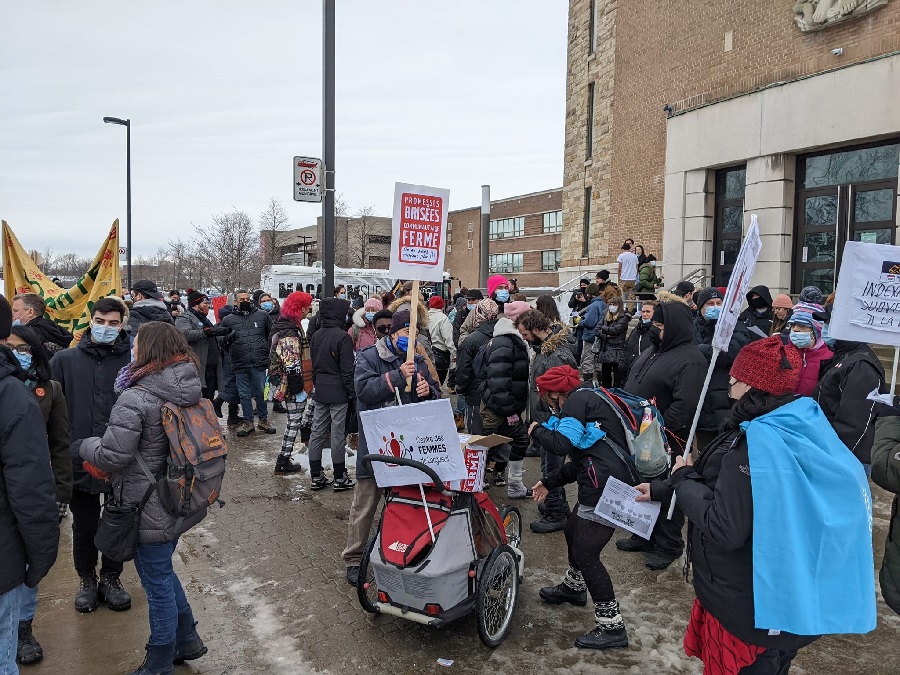 Des centaines de personnes manifestent pour les organismes communautaires