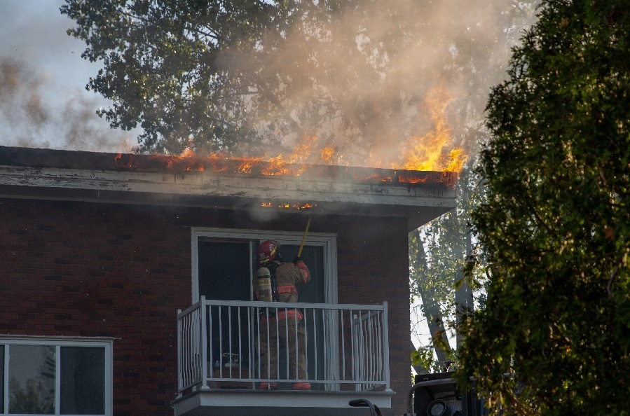 Un immeuble à logements de Boucherville ravagé par un incendie