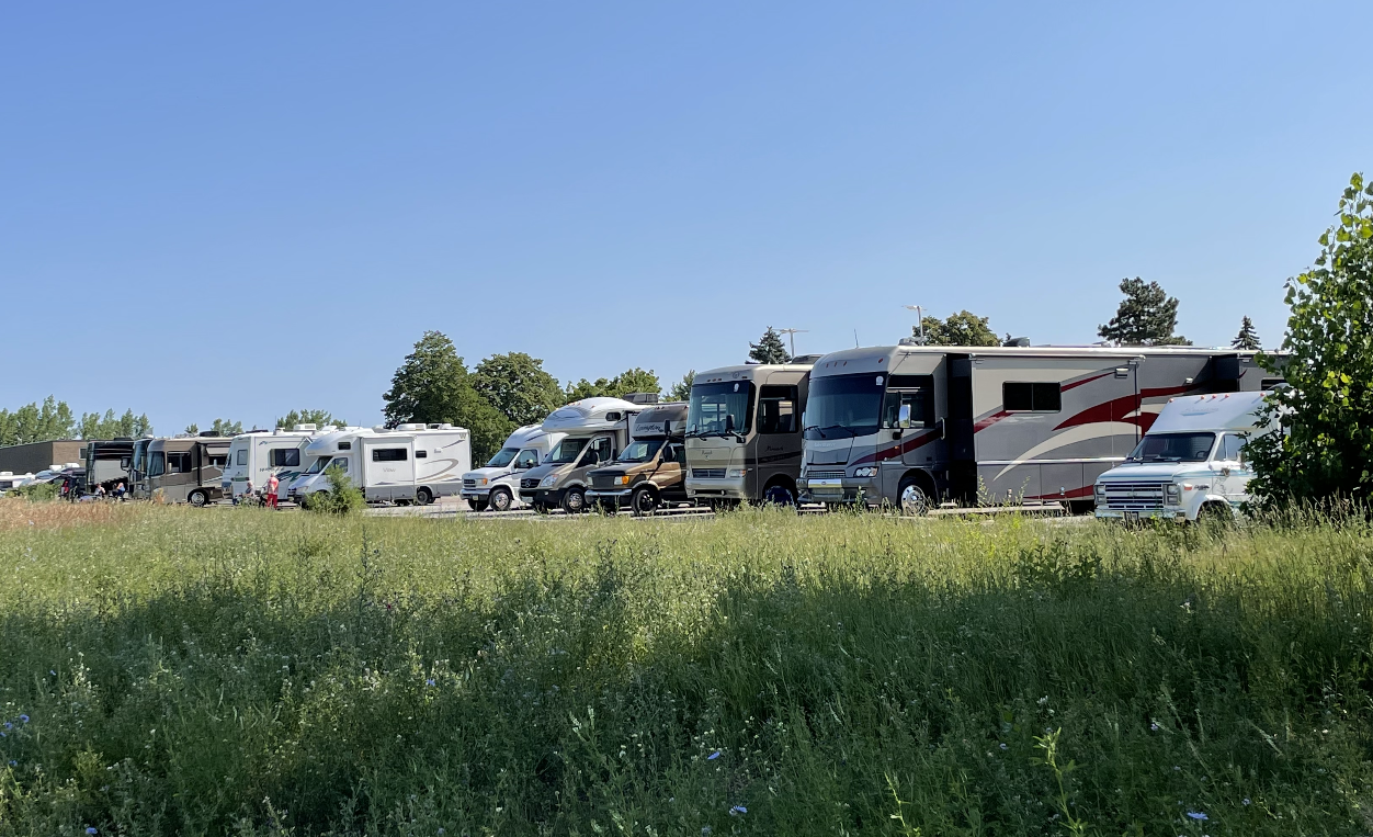 Un terrain de camping improvisé près du Parc Marie-Victorin