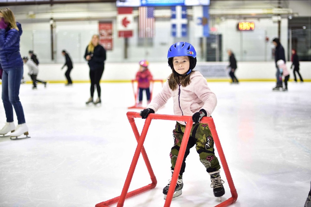 Enfant sur patinoire intérieure