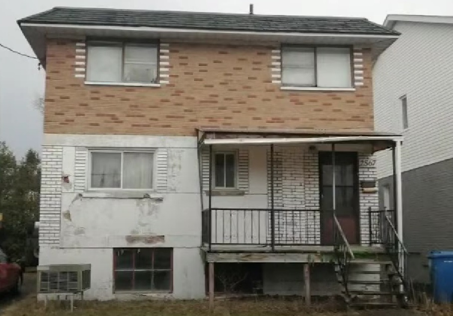 Maison à étages abandonnée