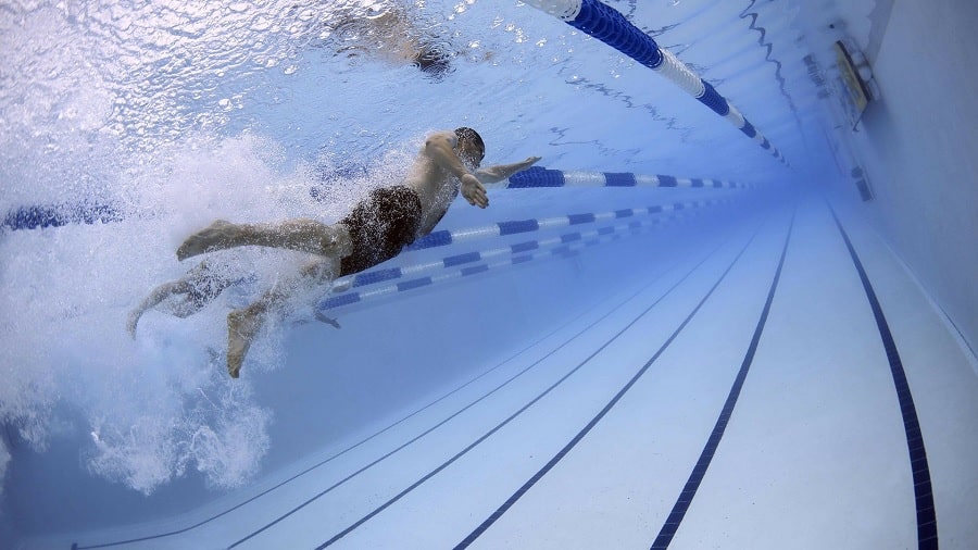 Nageur dans une piscine olympique