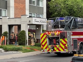 Pompier et fumée d'un incendie