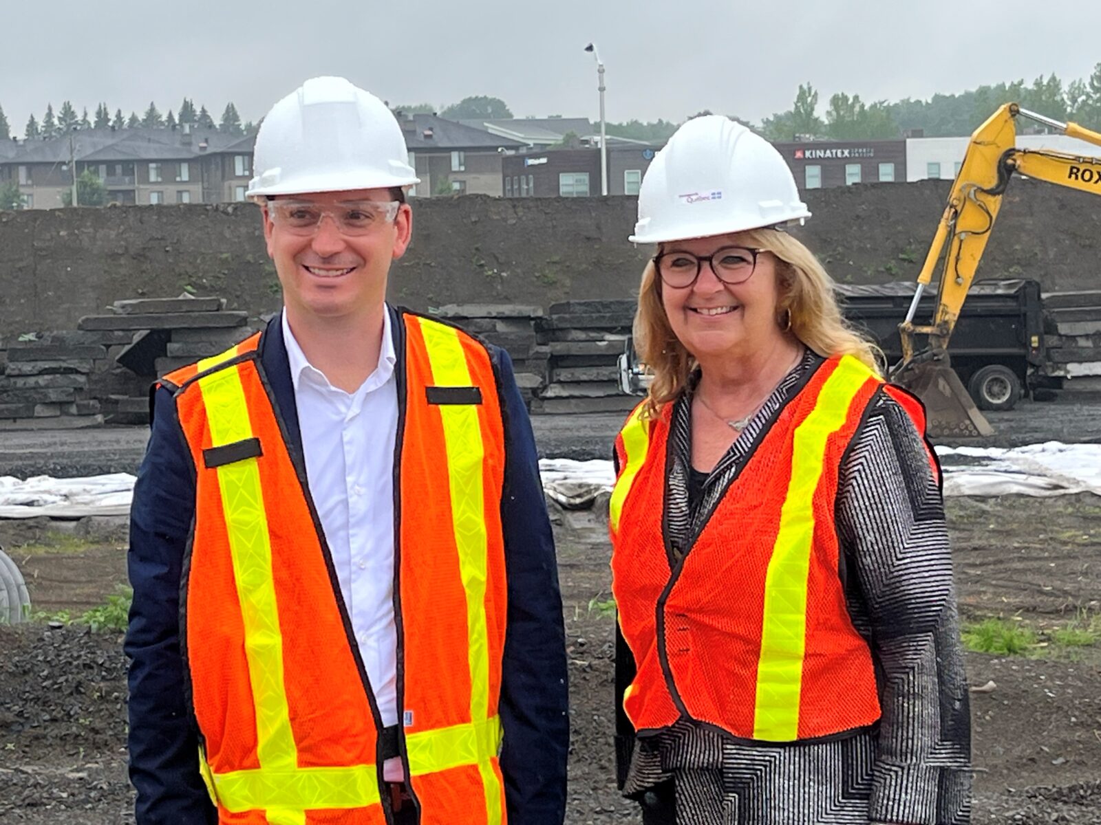 Des élis sur un chantier de construction