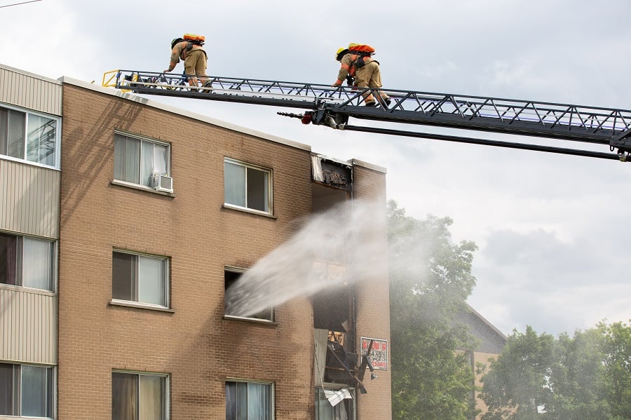 Pompiers à l'oeuvre dans un immeuble