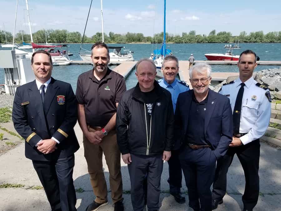 Intervenants en sécurité nautique au bord du fleuve