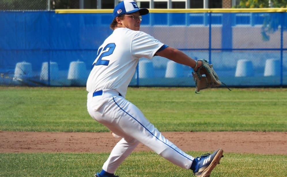 Lanceur de baseball sur terrain