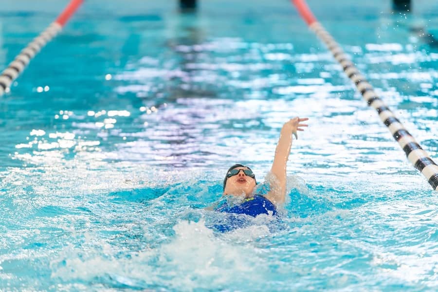 Nageur dans une piscine olympique intérieure