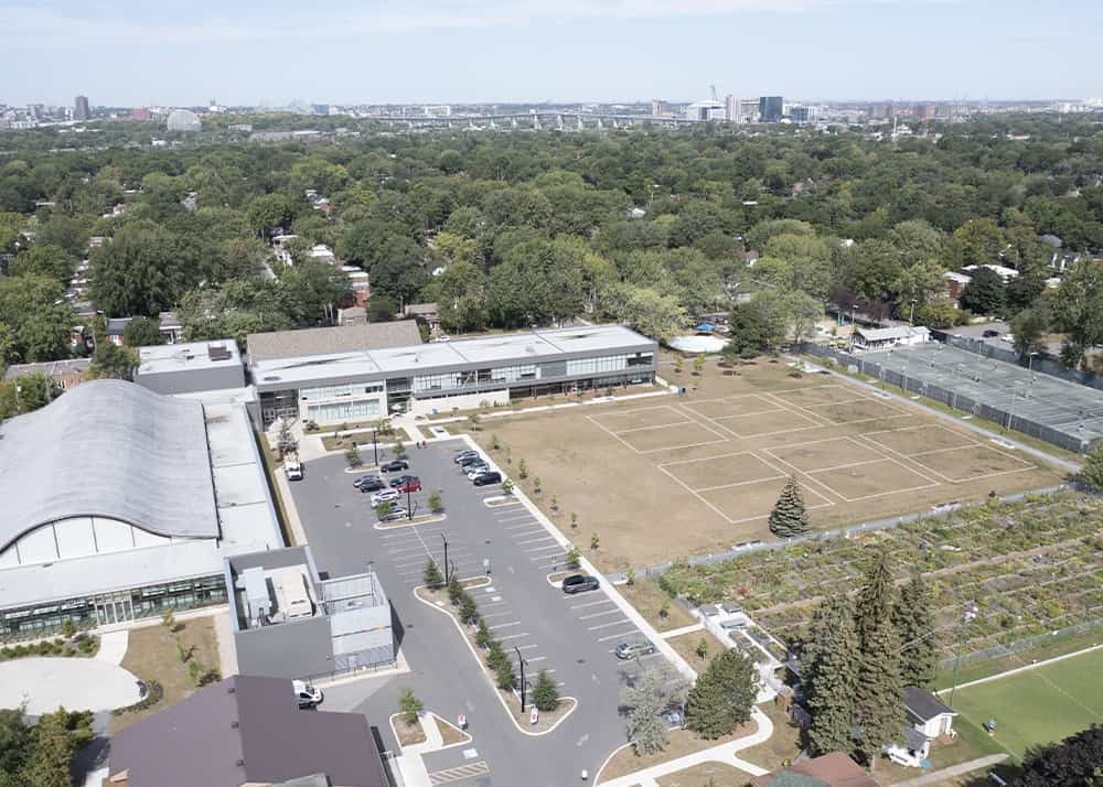 Vue aérienne d'un stationnement