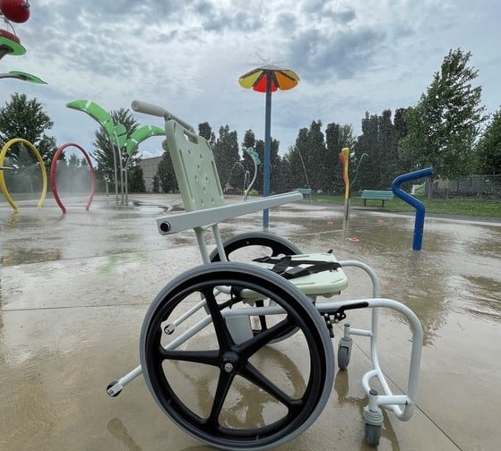 Sainte-Julie se dote d’une chaise roulante adaptée pour les jeux d’eau