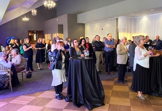 Invités en salle lors d'un évènement