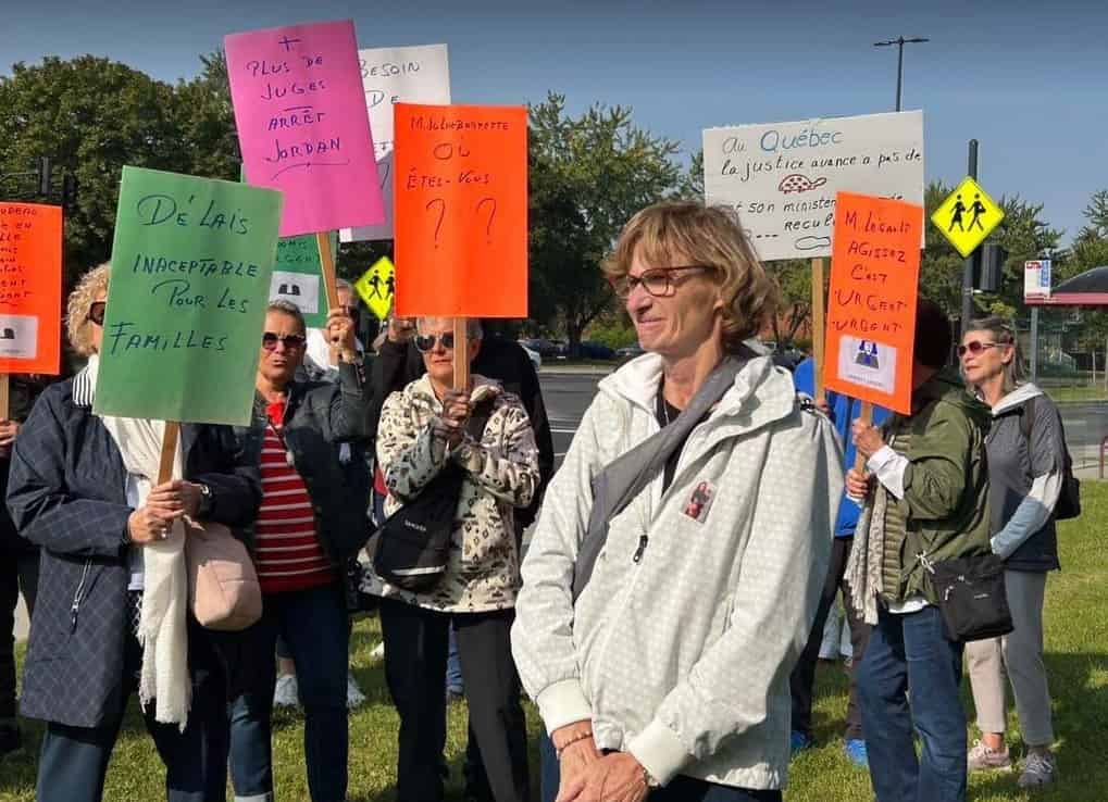 Une centaine de manifestants devant le palais de justice de Longueuil