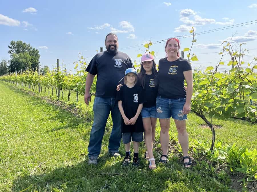 Jeune famille dans un champs