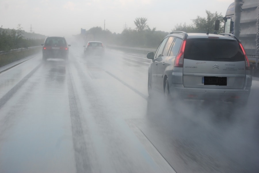 Voitures en circulation sous la pluie