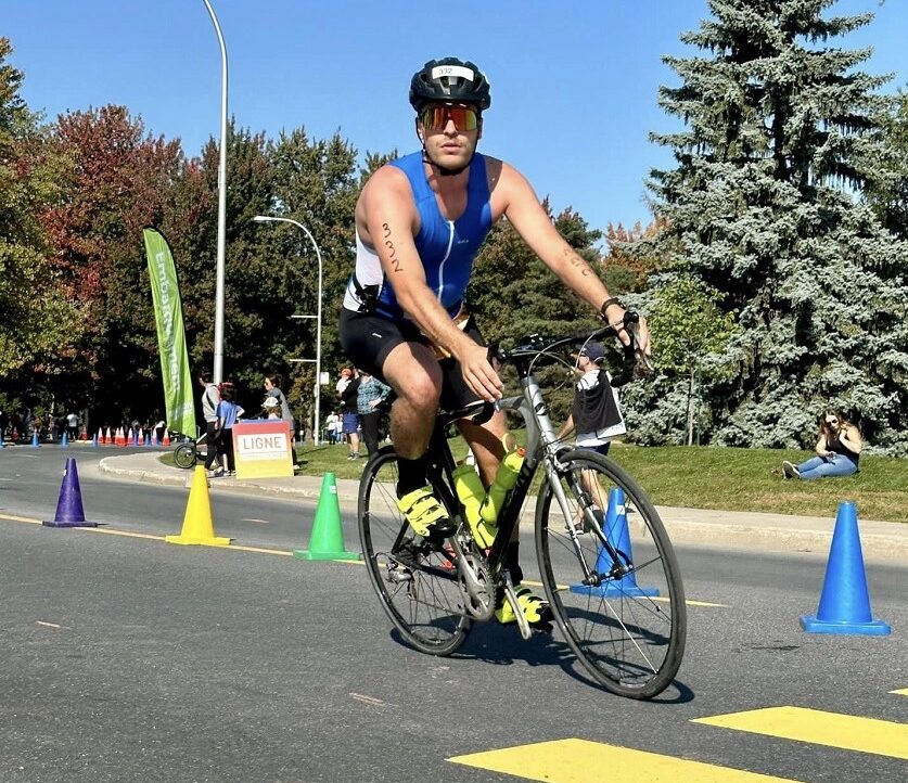 Cycliste en mouvement dans la rue