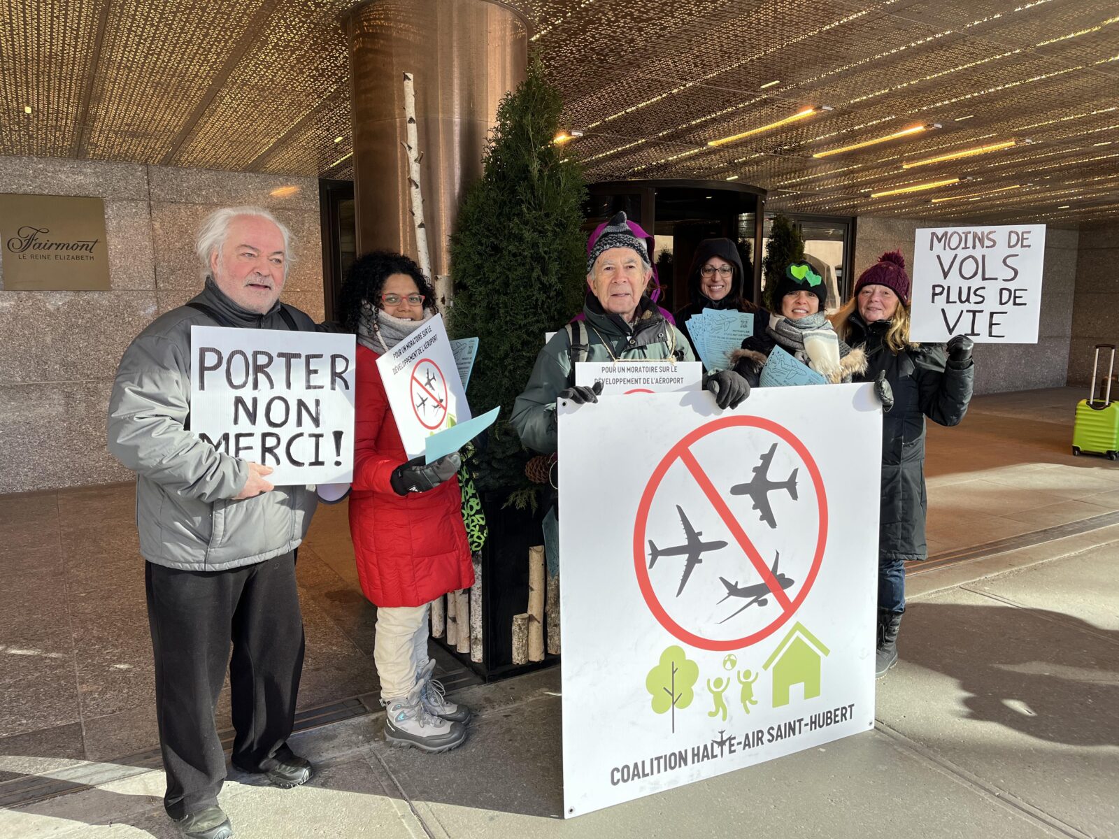 Une poignée de citoyens manifestent devant le Fairmont Reine Elizabeth pour dénoncer les effets de serre que vont entraîner, disent-ils, les projets de développement de l’aéroport Montréal – Saint-Hubert.