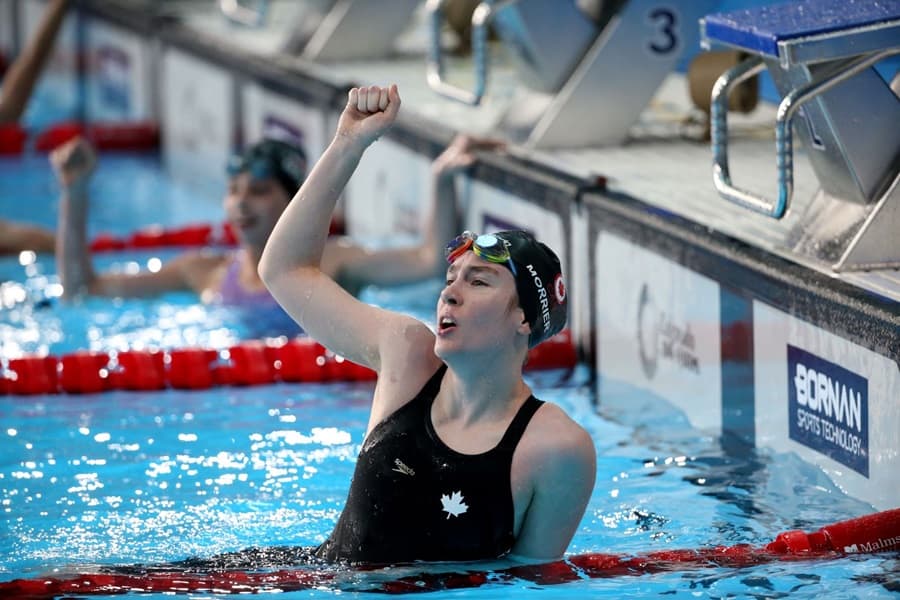 Nageuse dans une piscine olympique