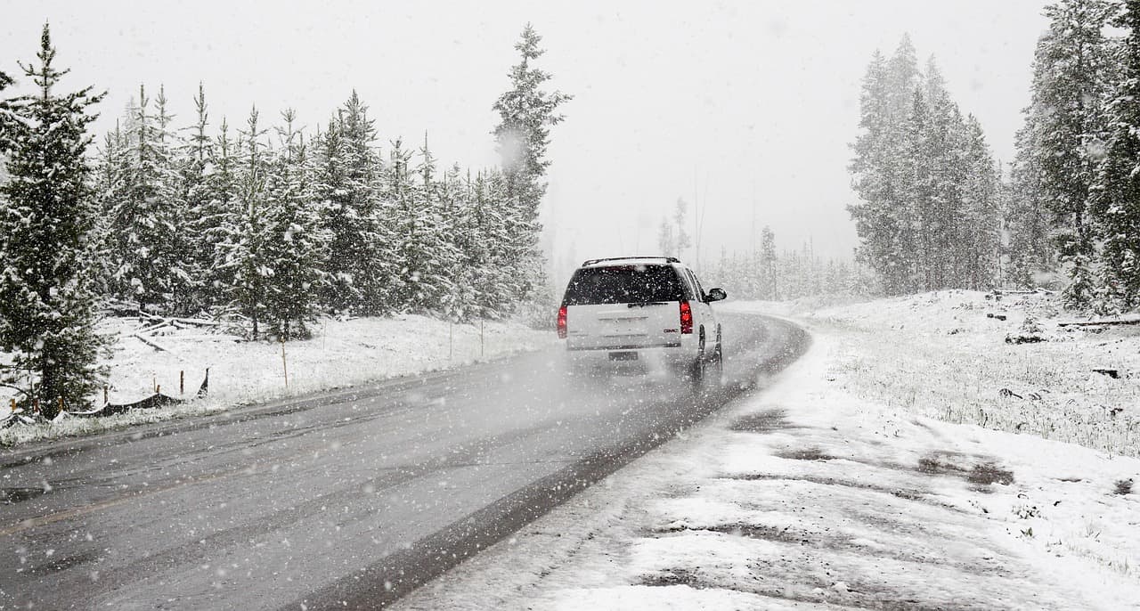 une voiture qui roule sous la neige