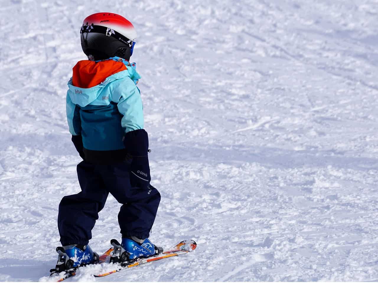 un enfant sur des skis