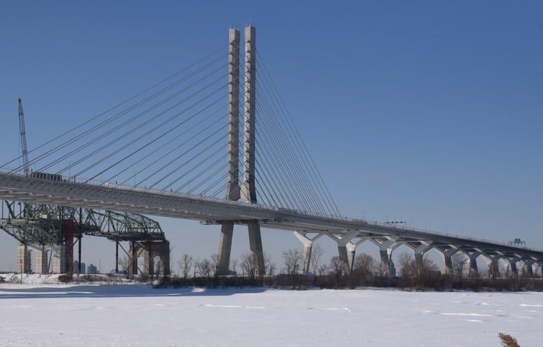 Des mineurs en Cour pour avoir grimpé sur le pont Champlain