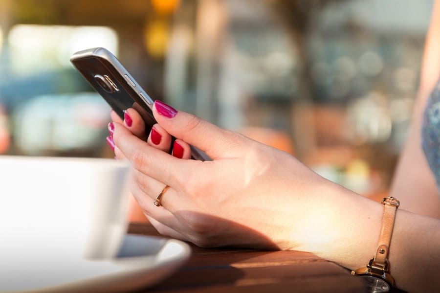 Femme avec téléphone