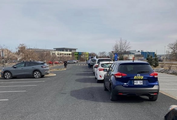 Manifestation des cols blancs dans les rues de Longueuil