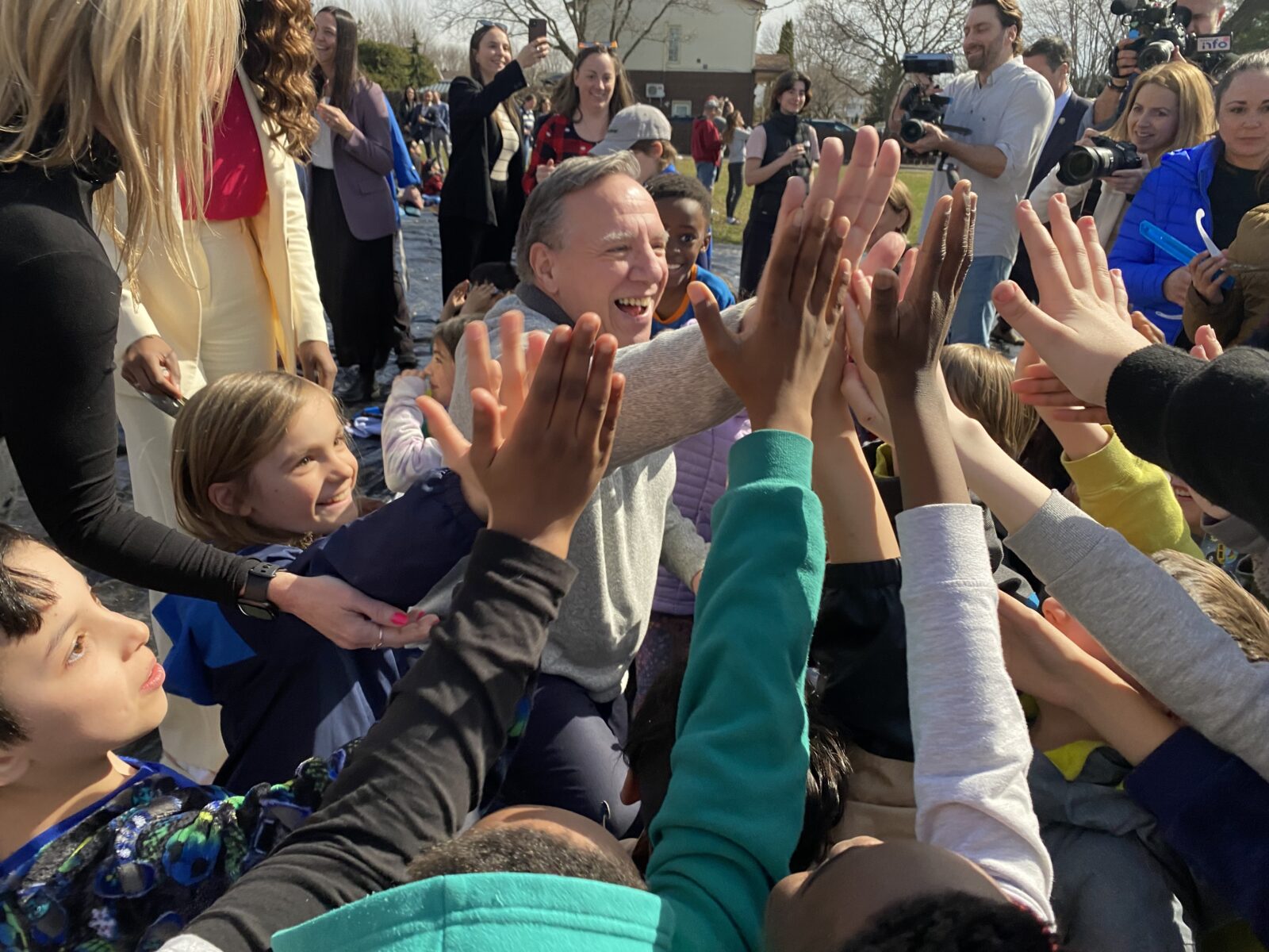 Éclipse solaire : visite de François Legault dans une école de Longueuil