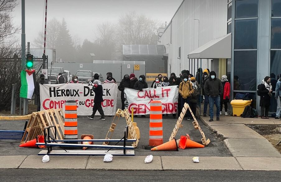 Des manifestants devant d’Héroux-Devtek à Longueuil