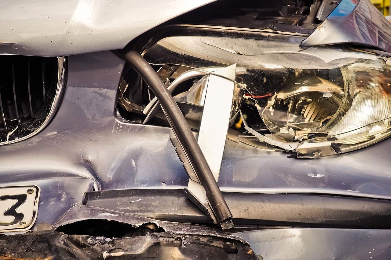 Une voiture percute un muret de béton à Brossard 