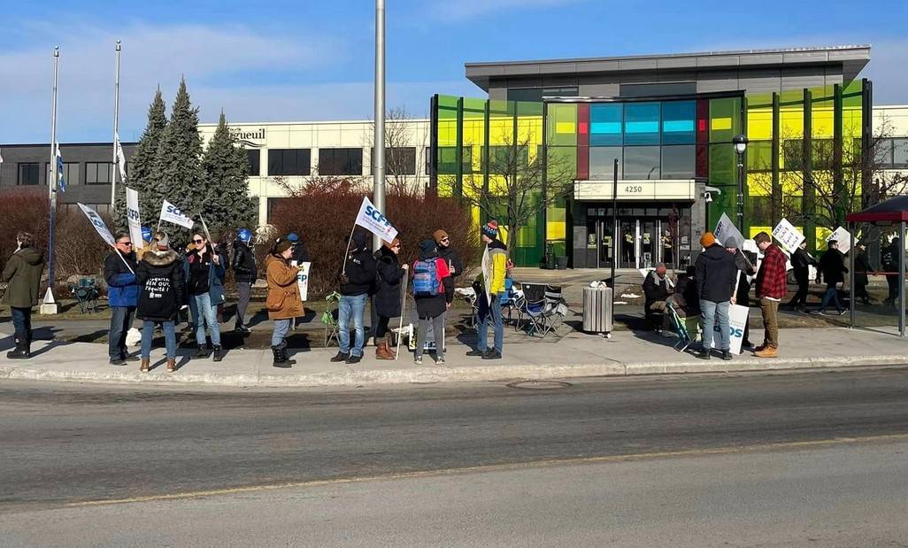 Les cols blancs de Longueuil sont en débrayage