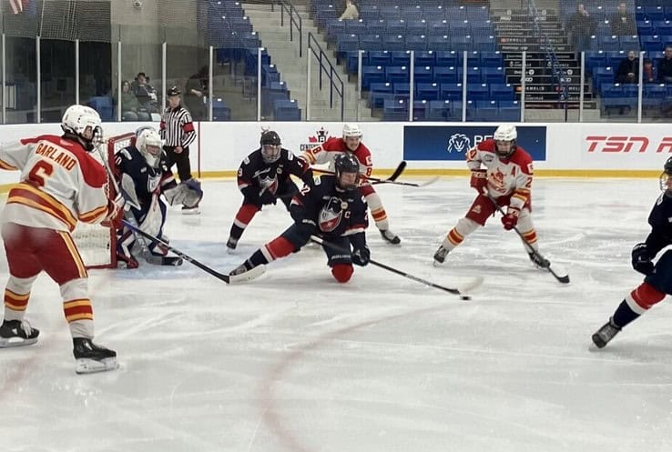 Le Collège Français traverse des moments difficiles à Oakville samedi dans le cadre du tournoi pour l’obtention de la Coupe du Centenaire à Oakville en Ontario.