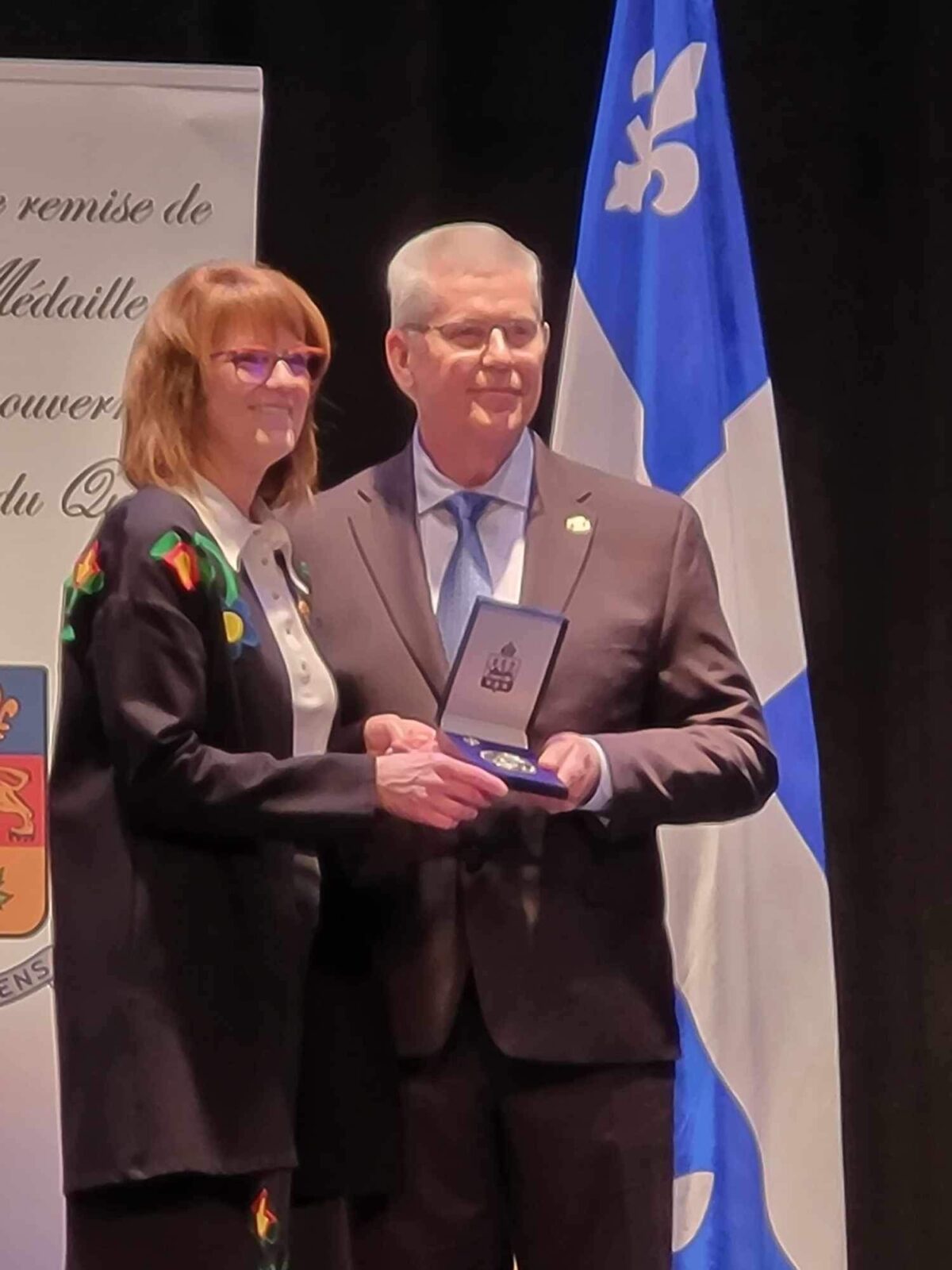 Un montarvillois reçoit un prix par la lieutenante-gouvernante du Québec