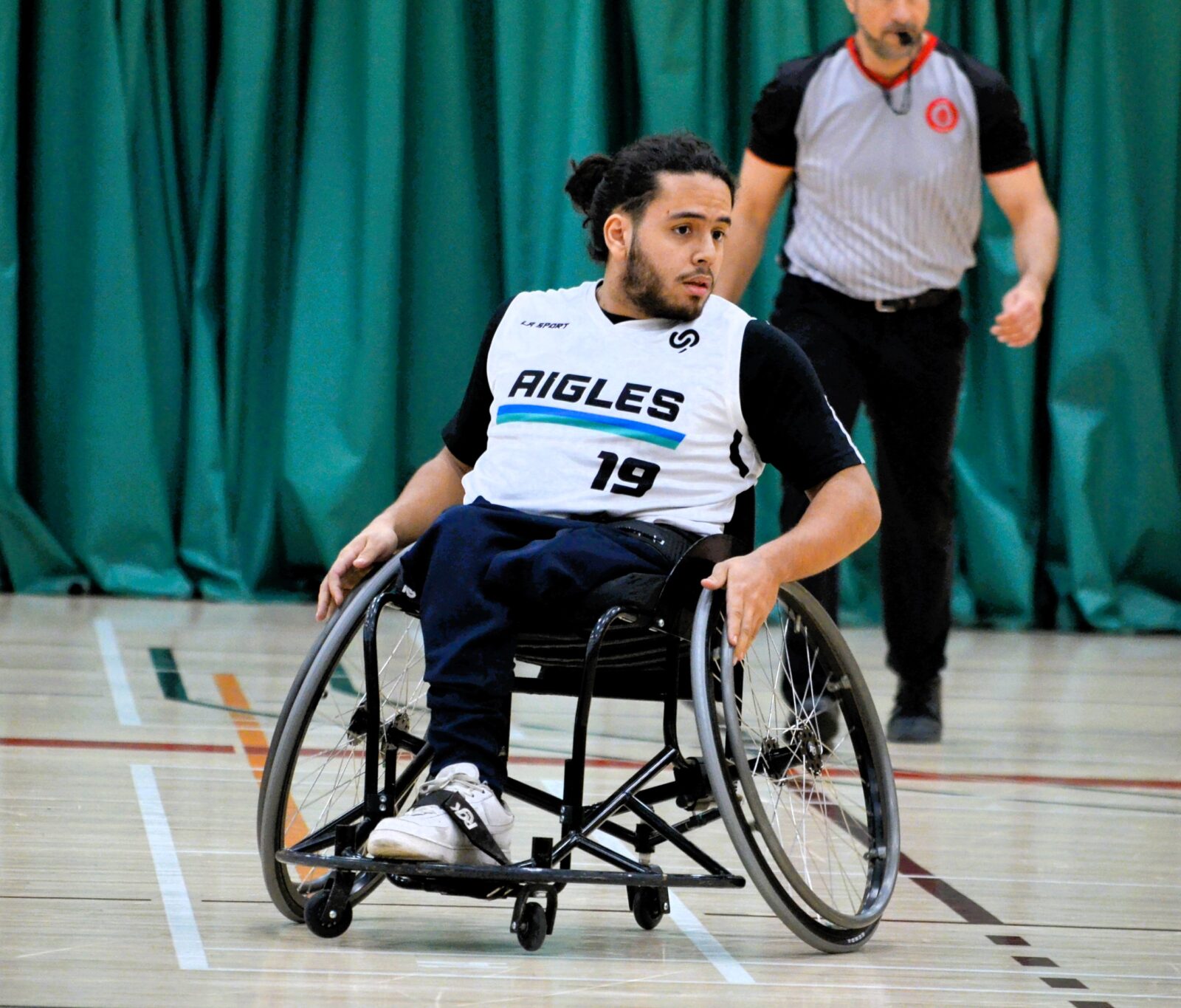 Un athlète de basket en fauteuil roulant représente la région au Défi Sportif