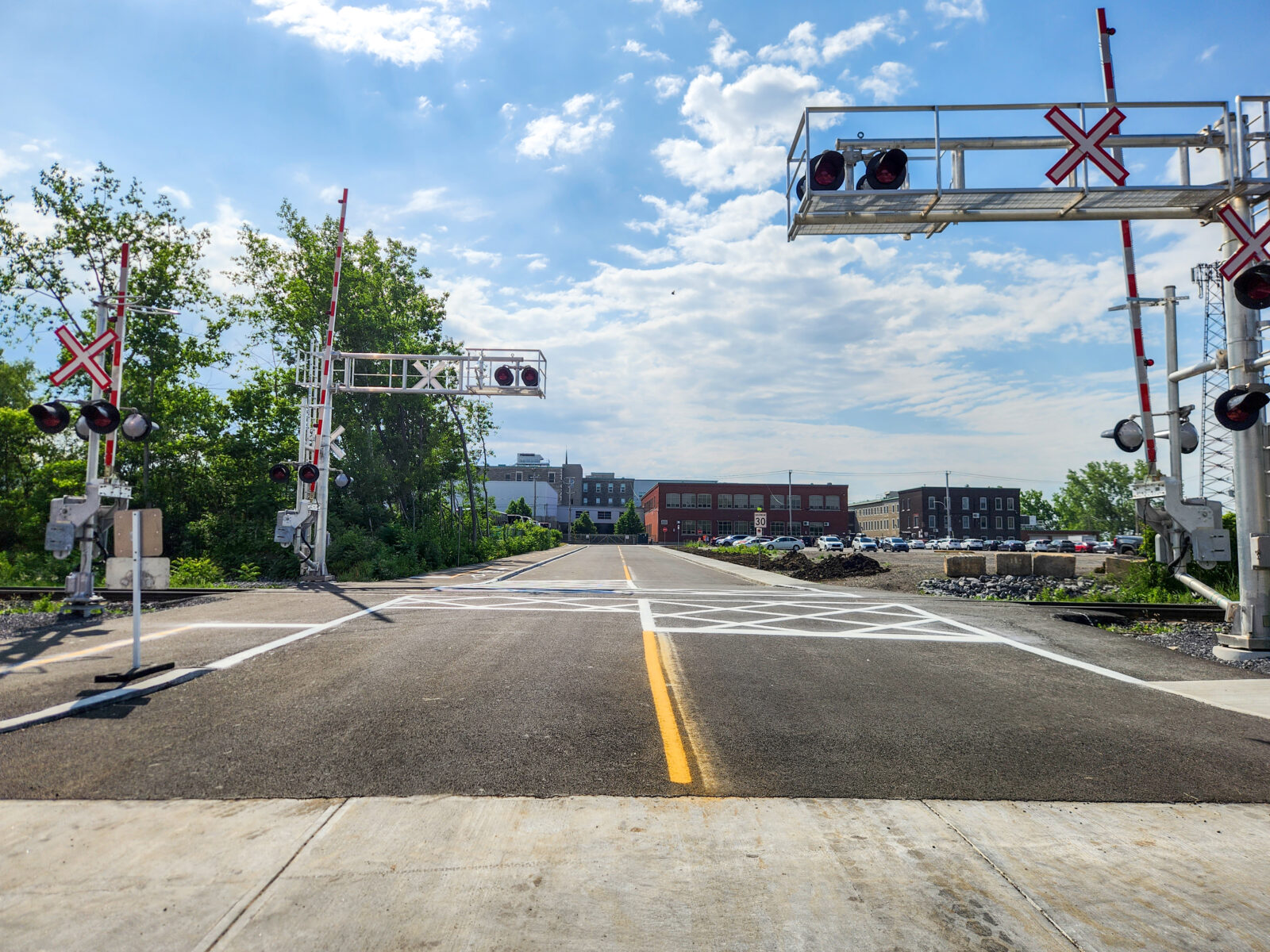 Le nouveau passage à niveau à La Prairie enfin ouvert