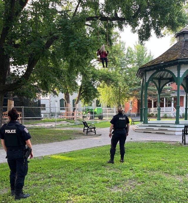 Déploiement policier à Longueuil pour une femme perchée sur une balançoire