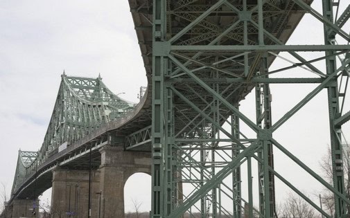 Une fuite d'eau majeure au pied du pont Jacques-Cartier