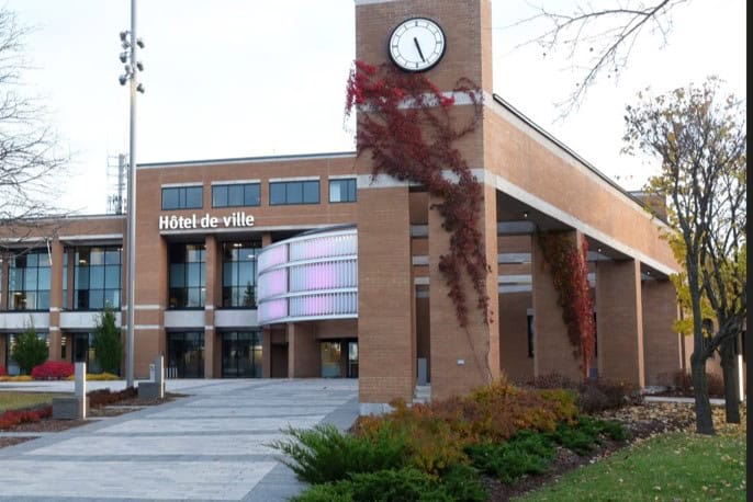 Un pas de plus vers le poste de police de Brossard