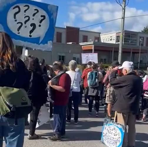 Des citoyens manifestent contre le projet Northvolt à McMasterville