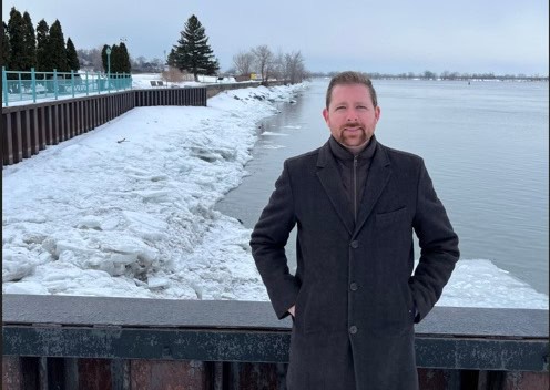 Le député Xavier Barsalou-Duval estime avoir un appui de taille dans sa lutte pour protéger les berges des Grands Lacs et du fleuve Saint-Laurent.