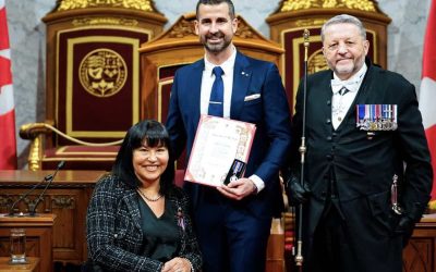 Benoît Huot reçoit la Médaille du couronnement du roi Charles III