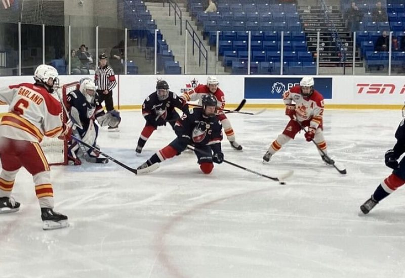 Le Collège Français traverse des moments difficiles à Oakville samedi dans le cadre du tournoi pour l’obtention de la Coupe du Centenaire à Oakville en Ontario.