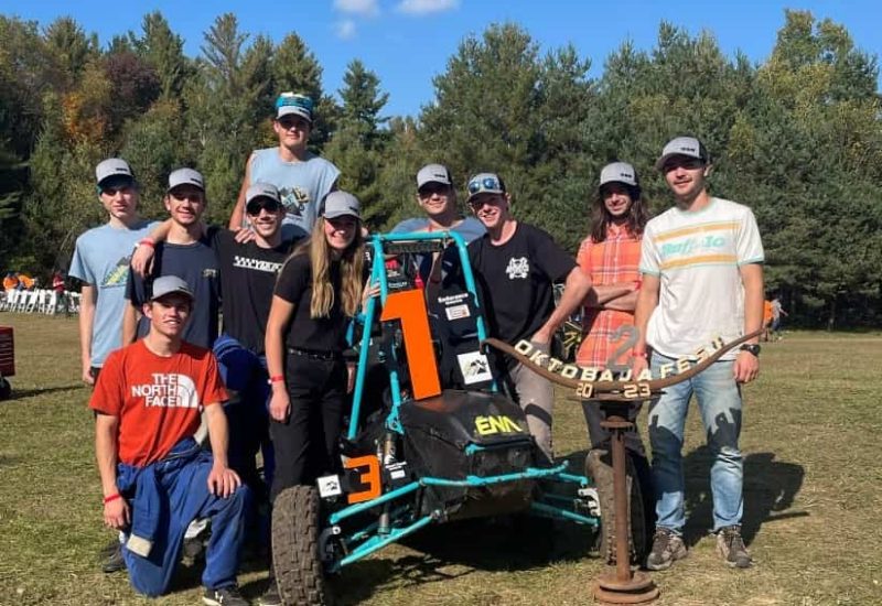 L'équipe BAJA-ÉNA avec son bolide lors de l'OktoBAJAfest 2023. Photo : Courtoisie