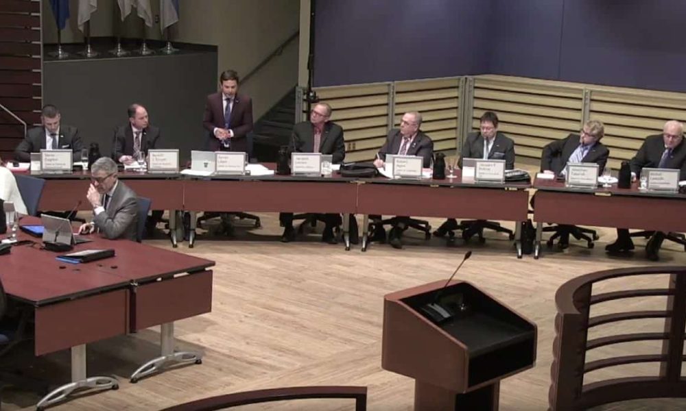 L’opposition explique la rareté de femmes sur les commissions