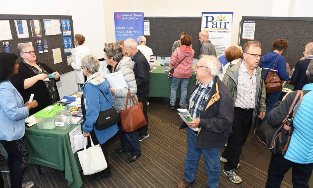 Des représentants des organismes de Brossard autour de stands d'information