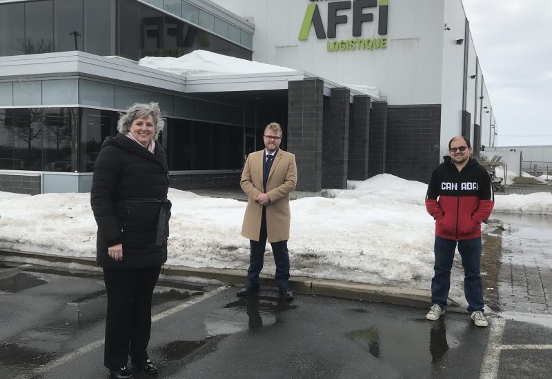 De gauche à droite:
Nathalie Tessier, directrice des ressources humaines chez Groupe AFFI, Jonathan Tabarah, président du conseil d’administration du RTL et Olivier Marchand, employé chez Groupe AFFI et client du RTL.
Source: Réseau de transport de Longueuil