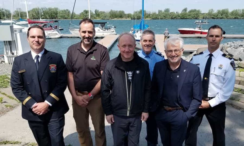 Intervenants en sécurité nautique au bord du fleuve