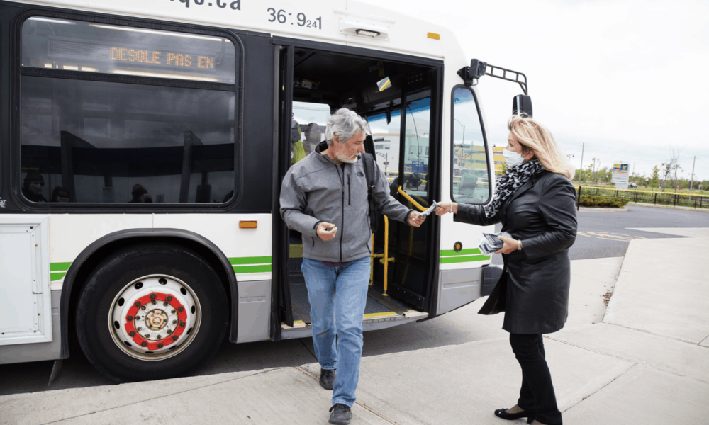 La mairesse de Sainte-Julie distribue des masques aux usagers des transports en commun