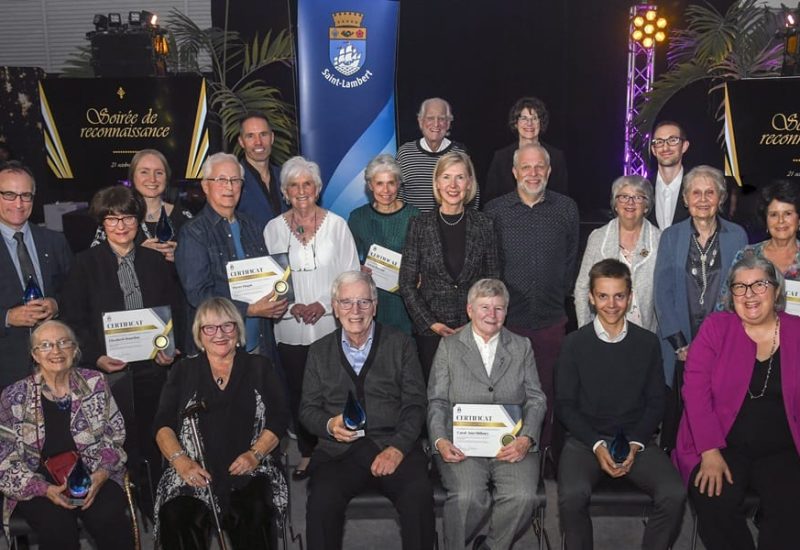 La mairesse Pascale Mongrain et les conseillers Liette Michaud et Loïc Blancquaert, entourés des bénévoles de l'année et des lauréats des prix Lambertois. Photo : Courtoisie